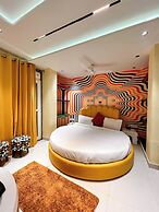 Orsom Stays Sassy - Sector 42