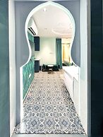 Orsom Stays Sassy - Sector 42