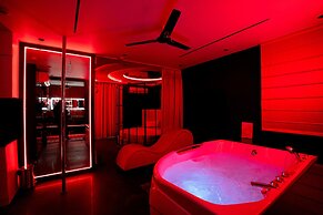 Orsom Stays Sassy - Sector 42