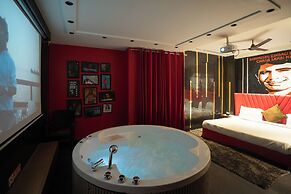 Orsom Stays Sassy - Sector 42