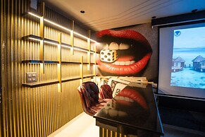 Orsom Stays Sassy - Sector 42