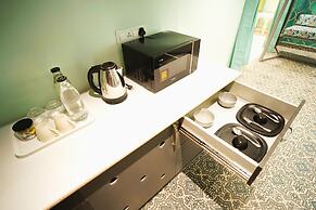 Orsom Stays Sassy - Sector 42