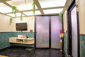 Orsom Stays Sassy - Sector 42