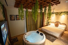 Orsom Stays Sassy - Sector 42