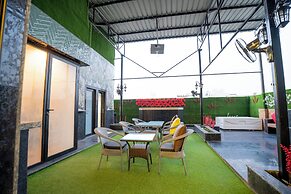 Orsom Stays Sassy - Sector 42