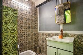 Orsom Stays Sassy - Sector 42