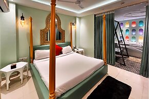 Orsom Stays Sassy - Sector 42