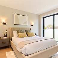 The Temple Fortune Crib - Lovely 3bdr House With Balcony and Parking