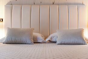 Vollga Luxury Seafront Suite