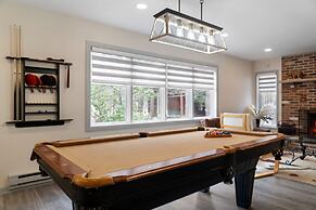 Open Concept-hottub-sauna-billiard-poker 5 Bedroom Home by RedAwning