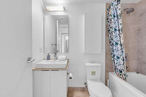 Elegant Suites - CN Tower & Lake View