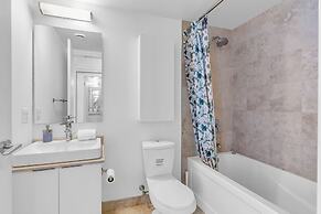 Elegant Suites - CN Tower & Lake View