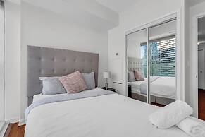 Elegant Suites - CN Tower & Lake View
