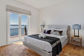 Hakari - waterfront & light filled