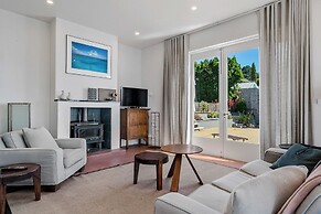 Hakari - waterfront & light filled