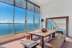 Hakari - waterfront & light filled