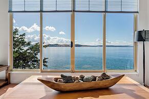 Hakari - waterfront & light filled