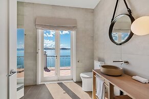 Hakari - waterfront & light filled