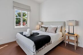 Hakari - waterfront & light filled