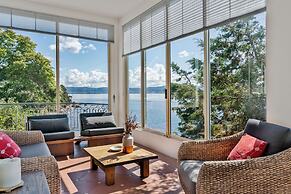 Hakari - waterfront & light filled