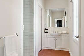 Hakari - waterfront & light filled