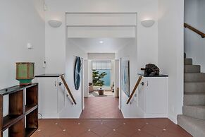 Hakari - waterfront & light filled