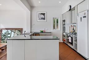 Hakari - waterfront & light filled