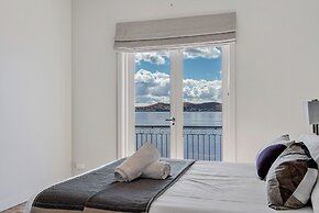 Hakari - waterfront & light filled