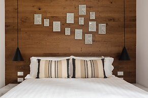 Louly Trevi Fountain