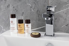 Louly Trevi Fountain