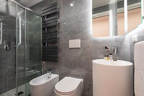 Louly Trevi Fountain