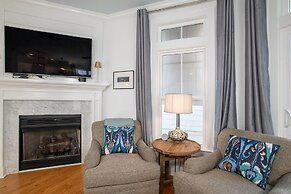 Perfect 10 3 Bedroom Home by RedAwning