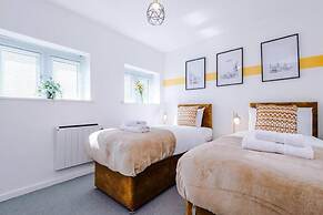 Stunning 2-bed Apartment With Allocated Parking