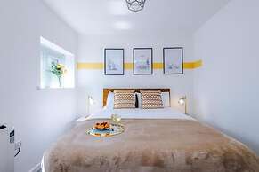 Stunning 2-bed Apartment With Allocated Parking