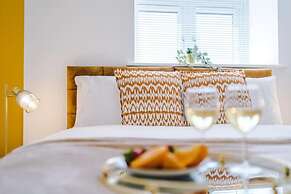 Stunning 2-bed Apartment With Allocated Parking