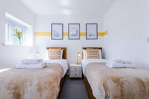 Stunning 2-bed Apartment With Allocated Parking