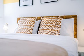 Stunning 2-bed Apartment With Allocated Parking