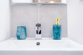 Stunning 2-bed Apartment With Allocated Parking