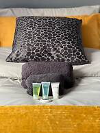 City Escape - Charming 2-bed House