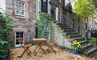 Unique two bed Main Door Flat at the Meadows