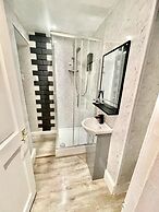 Unique two bed Main Door Flat at the Meadows