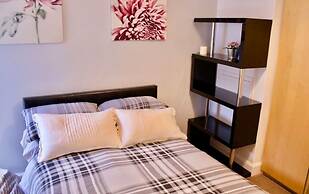 Unique two bed Main Door Flat at the Meadows