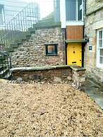 Unique two bed Main Door Flat at the Meadows