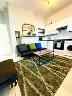 Unique two bed Main Door Flat at the Meadows