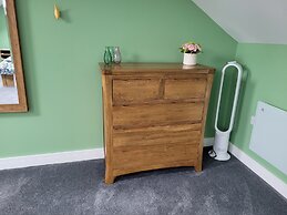 Forest Cedar Lodge, Cinderford, Sleeps 4