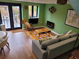 Forest Cedar Lodge, Cinderford, Sleeps 4
