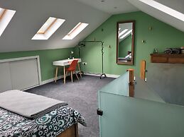 Forest Cedar Lodge, Cinderford, Sleeps 4