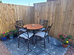 Forest Cedar Lodge, Cinderford, Sleeps 4