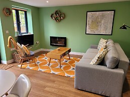 Forest Cedar Lodge, Cinderford, Sleeps 4