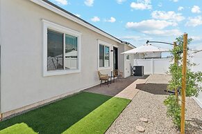Sunny Contemporary Home with Pool BBQ